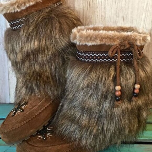 Sz 8.5 Minnetonka Faux Fur Boots - Picture 1 of 1